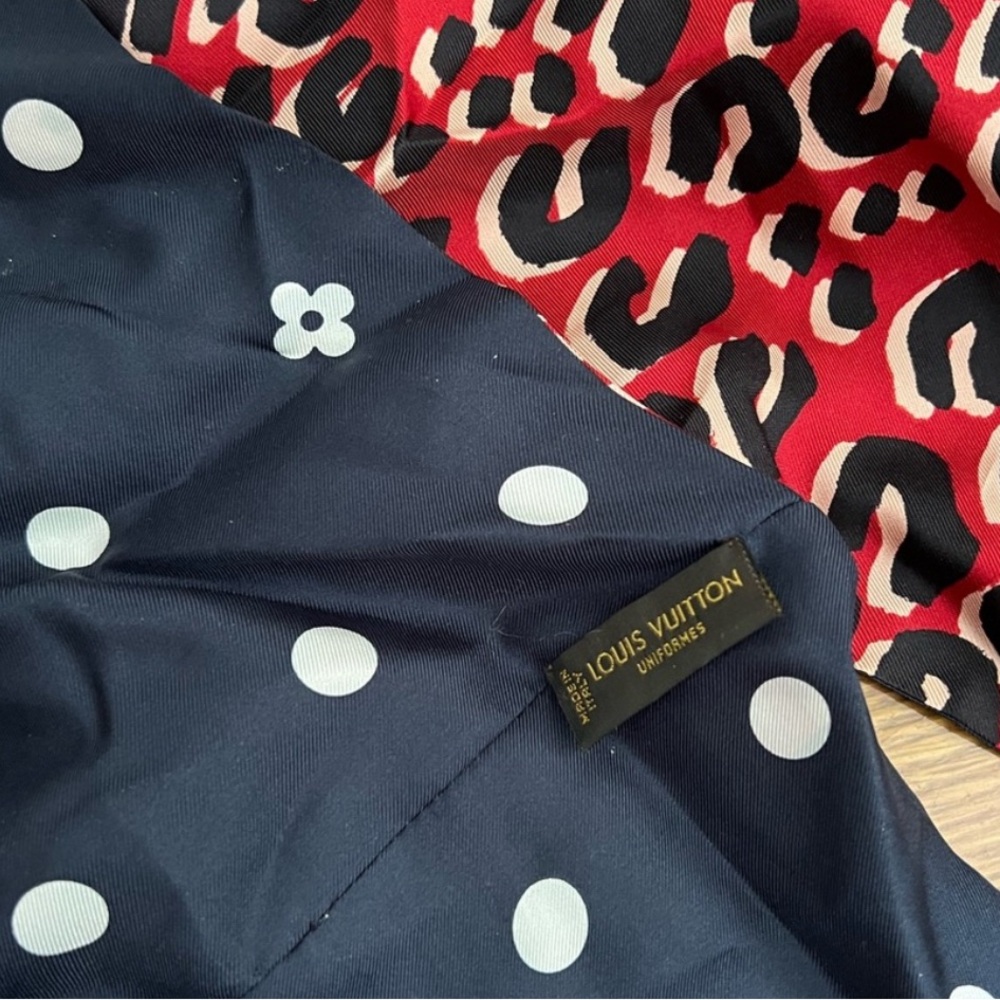 LOUIS VUITTON
Silk Leopard Snood Scarf Red Rouge Blue Infini - Picture 4 of 5